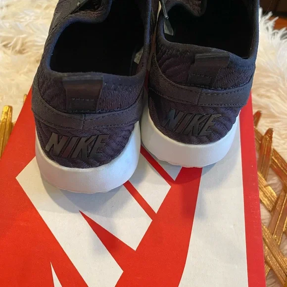 Nike Women’s Juvenate SE Sneakers - Picture 4 of 6
